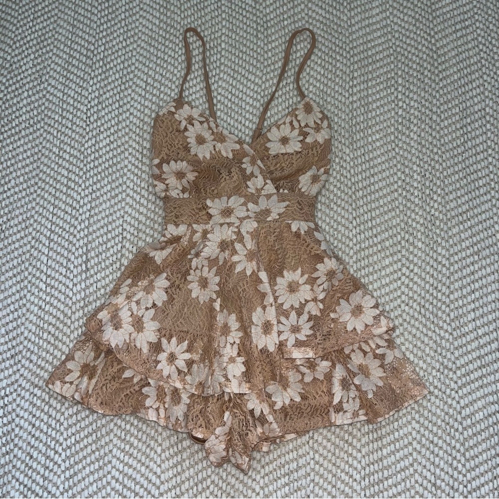 Dillards Women Tan White Lace Floral Flounce Tiered Mini Romper Wrap Dress Sz Xs